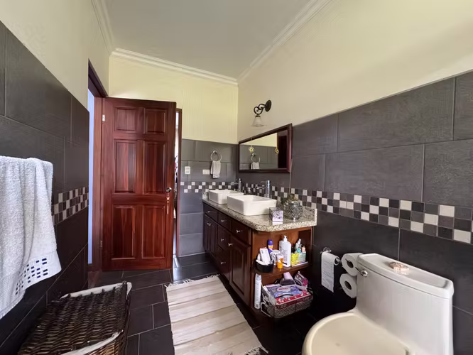 Condominio en Cartago en venta, 2 pisos, Locación perfecta. Mejor, más cerca, más seguro. JLBR
