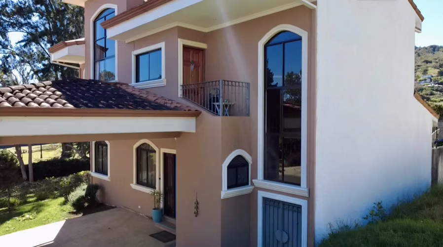 Condominio en Cartago en venta, 2 pisos, Locación perfecta. Mejor, más cerca, más seguro. JLBR