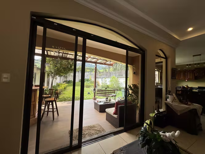 Condominio en Cartago en venta, 2 pisos, Locación perfecta. Mejor, más cerca, más seguro. JLBR