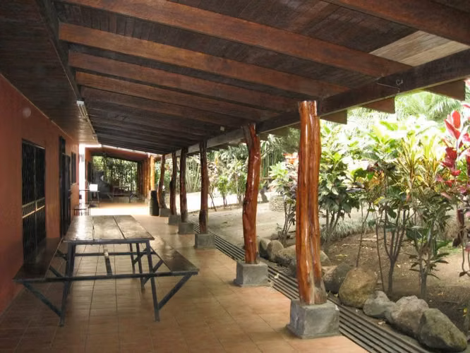 *Venta de Propiedad con Uso Mixto en Río Oro de Santa Ana