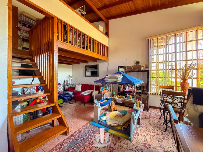 Venta Propiedad con 2 Casas y Uso Mixto – San Rafael de Escazú