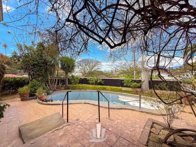 Venta Propiedad con 2 Casas y Uso Mixto – San Rafael de Escazú