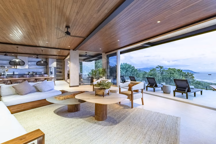 Casa de Lujo en Venta en Maramar, Santa Teresa – Vistas Panorámicas al Océano