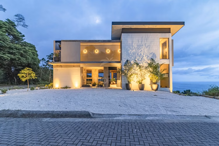 Casa de Lujo en Venta en Maramar, Santa Teresa – Vistas Panorámicas al Océano