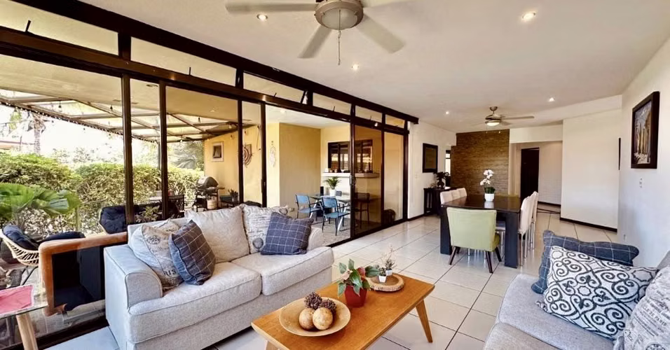 Casa esquinera y muy amplia en un piso, ubicada en Condominio en Santa Ana, Piedades