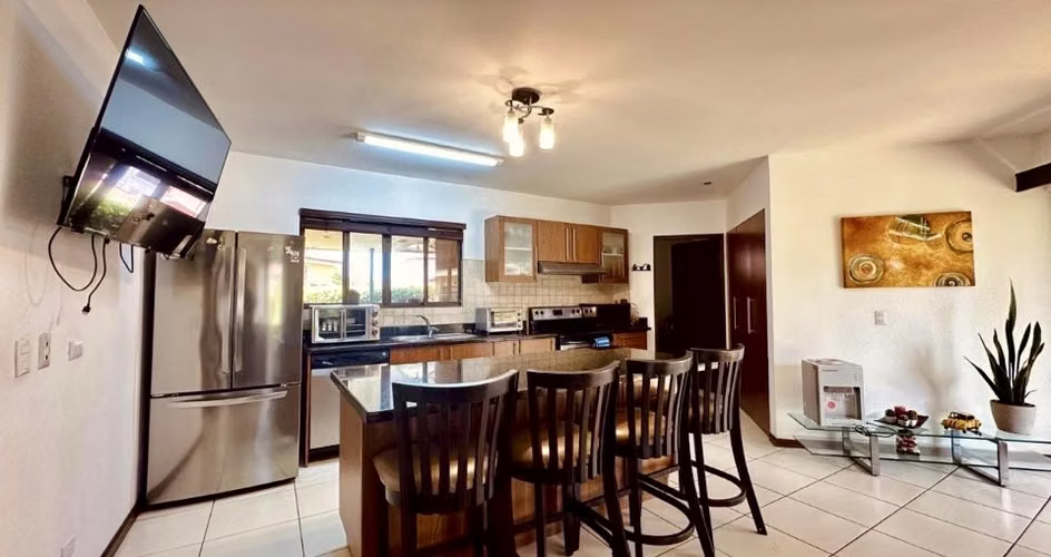 Casa esquinera y muy amplia en un piso, ubicada en Condominio en Santa Ana, Piedades