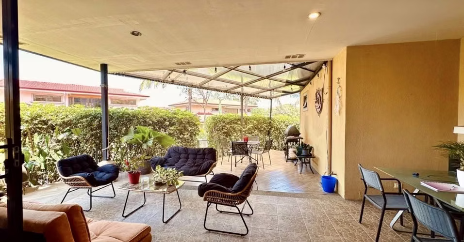 Casa esquinera y muy amplia en un piso, ubicada en Condominio en Santa Ana, Piedades