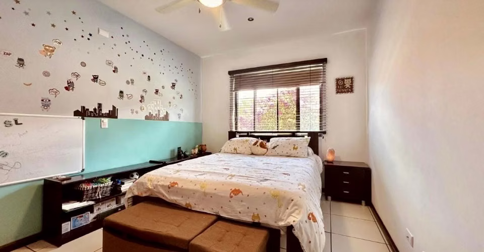 Casa esquinera y muy amplia en un piso, ubicada en Condominio en Santa Ana, Piedades