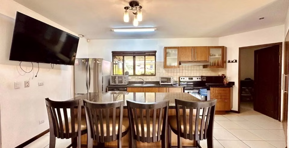 Casa esquinera y muy amplia en un piso, ubicada en Condominio en Santa Ana, Piedades
