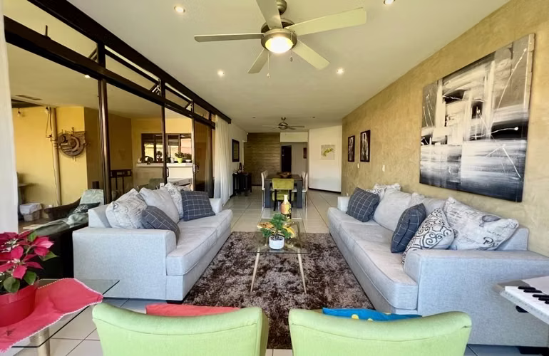 Casa esquinera y muy amplia en un piso, ubicada en Condominio en Santa Ana, Piedades