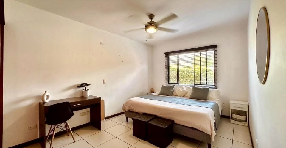 Casa esquinera y muy amplia en un piso, ubicada en Condominio en Santa Ana, Piedades