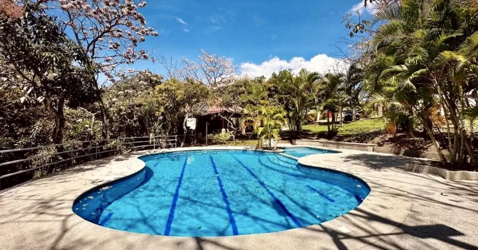 Casa esquinera y muy amplia en un piso, ubicada en Condominio en Santa Ana, Piedades