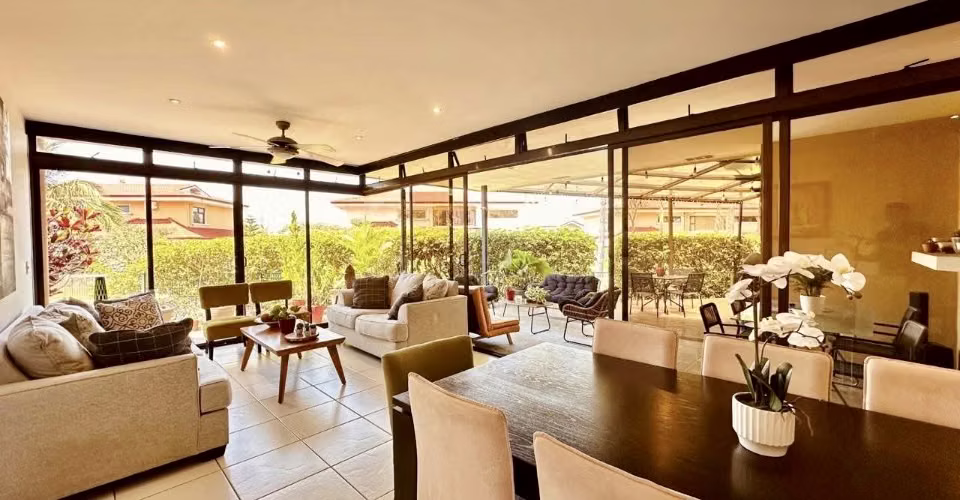 Casa esquinera y de un nivel, en Condominio en Santa Ana, Piedades.