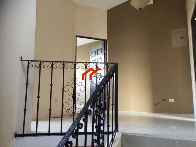 Venta de casa de 2 plantas en Urb Lomas del Sur, Caballo Blanco, Cartago, Costa Rica