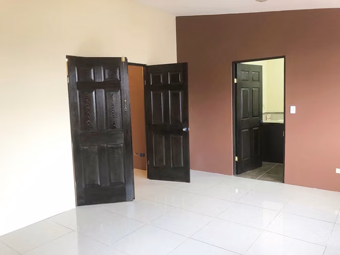 Venta de casa de 2 plantas en Urb Lomas del Sur, Caballo Blanco, Cartago, Costa Rica