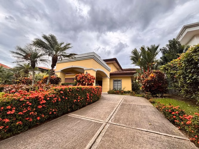 Se vende casa en VALLE DEL SOL SANTA ANA esh
