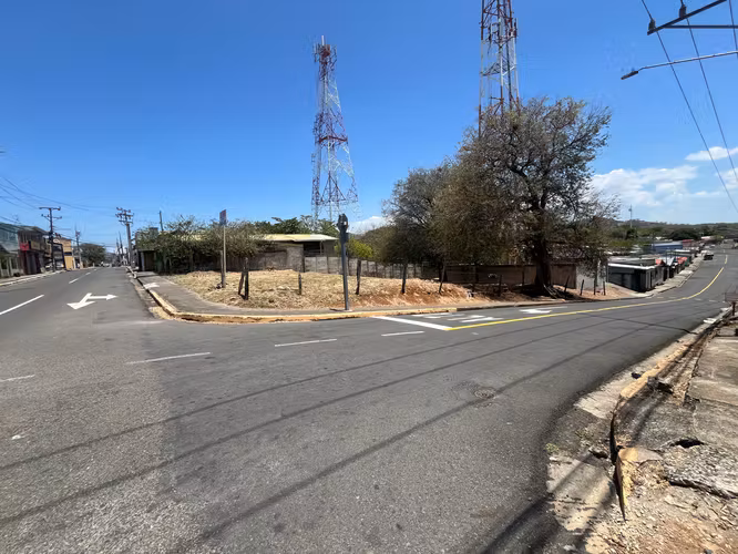 Lote Esquinero Comercial y Residencial a 100 m del Parque de Cañas