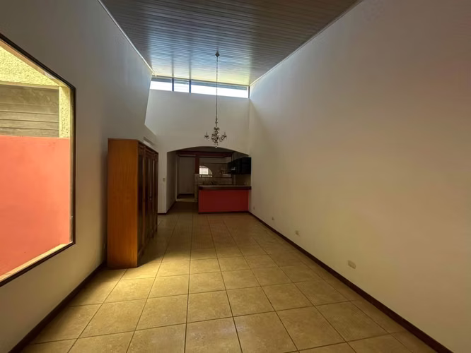 SE VENDE PRECIOSA CASA ,Recién remodelada en Alajuela