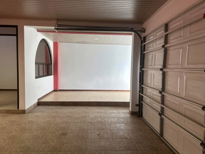 SE VENDE PRECIOSA CASA ,Recién remodelada en Alajuela