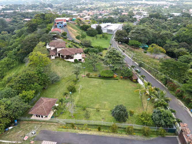 Masterpiece en Piedades: Quinta Privada con 7 Cabañas Generando Ingresos - Imagen 2