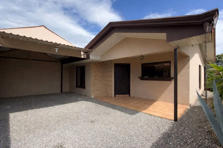 Venta de casa en Guápiles centro