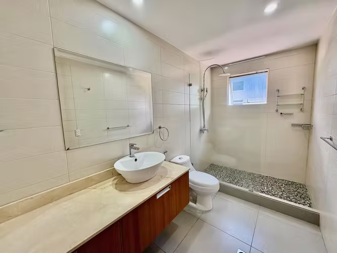 SANTA ANA! MODERNA CASA de 3NIVELES/ 4HAB/4.5 BAÑOS Y 2 TERRAZAS - Imagen 9