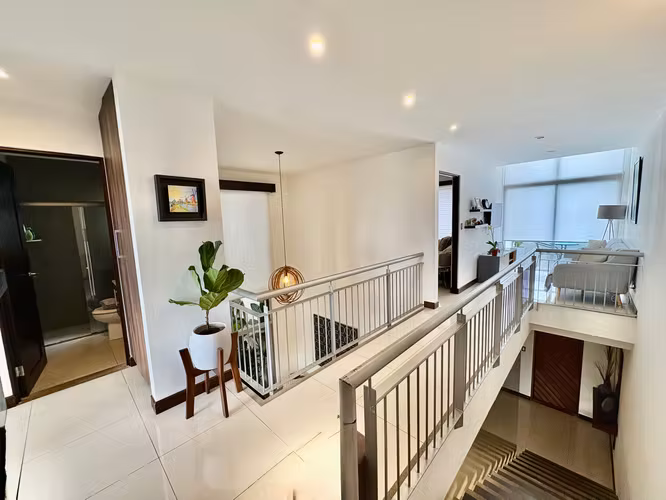 RIO ORO SANTA ANA! MODERNA CASA EN CONDOMINIO 3 HAB + SERVICIO + OFICINA - Imagen 12