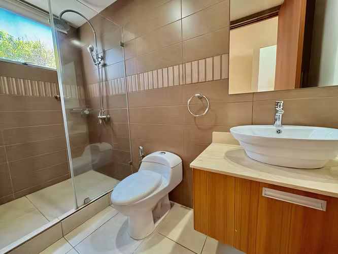 SANTA ANA! MODERNA CASA de 3NIVELES/ 4HAB/4.5 BAÑOS Y 2 TERRAZAS - Imagen 12