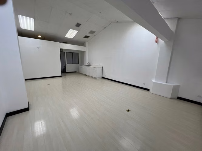 ¡Oficinas en alquiler – espacios funcionales de 140 m² por $2,500! - Imagen 5
