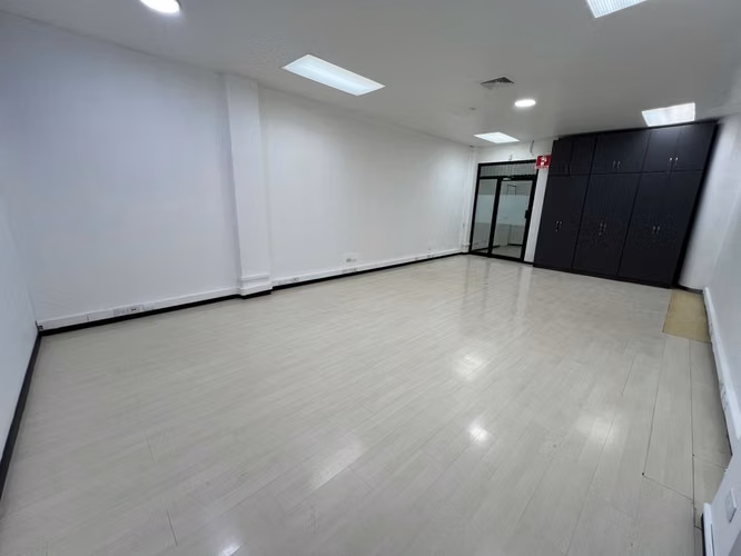¡Oficinas en alquiler – espacios funcionales de 140 m² por $2,500! - Imagen 4
