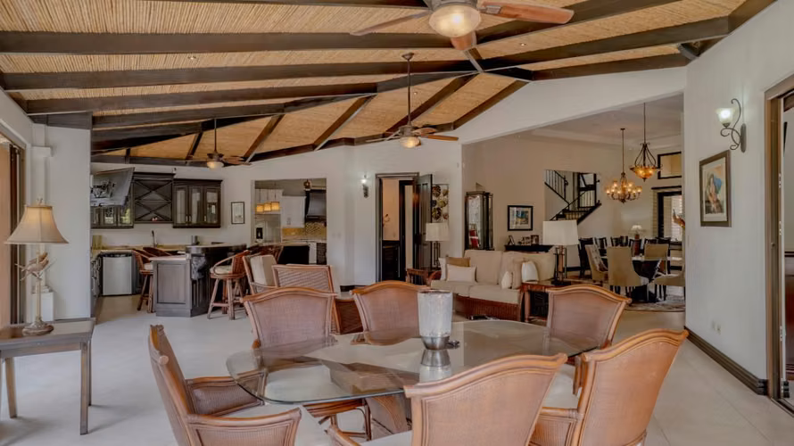 Casa Frente a Golf con Amenidades Fabulosas en Venta en Hacienda Los Reyes