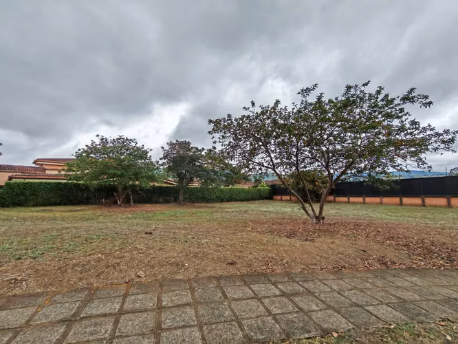 Se vende hermoso lote esquinero en Pinares. Condominio Alto Perfil. - Imagen 3