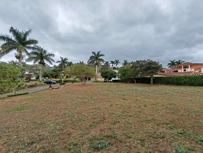 Se vende hermoso lote esquinero en Pinares. Condominio Alto Perfil. - Imagen 6