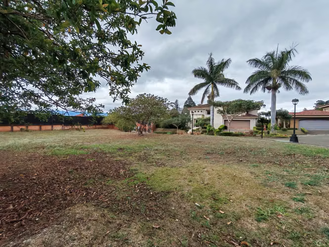 Se vende hermoso lote esquinero en Pinares. Condominio Alto Perfil. - Imagen 10
