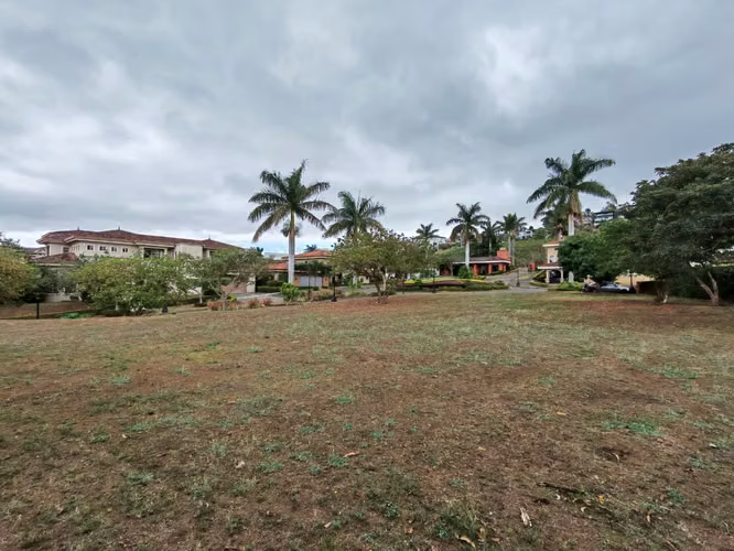 Se vende hermoso lote esquinero en Pinares. Condominio Alto Perfil. - Imagen 5