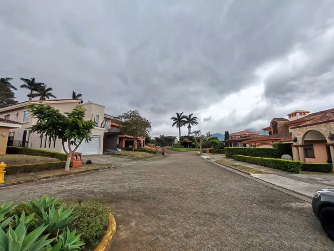 Se vende hermoso lote esquinero en Pinares. Condominio Alto Perfil. - Imagen 11