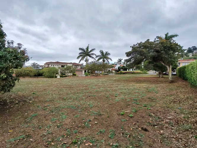 Se vende hermoso lote esquinero en Pinares. Condominio Alto Perfil. - Imagen 8