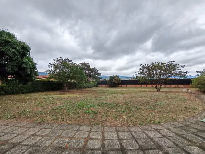 Se vende hermoso lote esquinero en Pinares. Condominio Alto Perfil. - Imagen 2