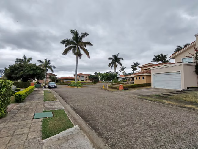 Se vende hermoso lote esquinero en Pinares. Condominio Alto Perfil. - Imagen 12