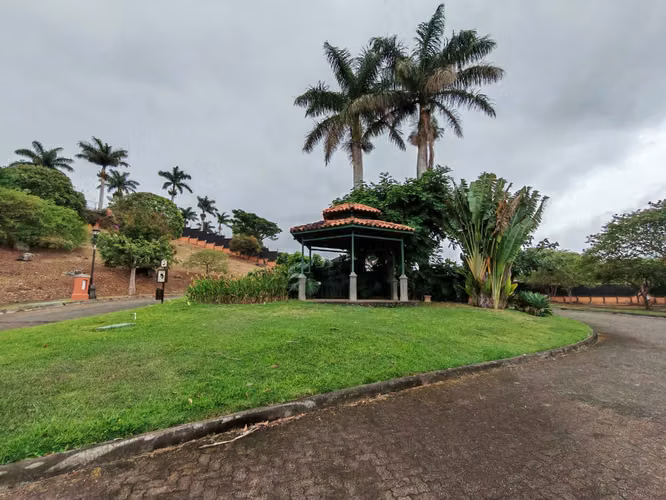 Se vende hermoso lote esquinero en Pinares. Condominio Alto Perfil. - Imagen 13