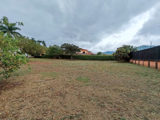 Se vende hermoso lote esquinero en Pinares. Condominio Alto Perfil. - Imagen 4