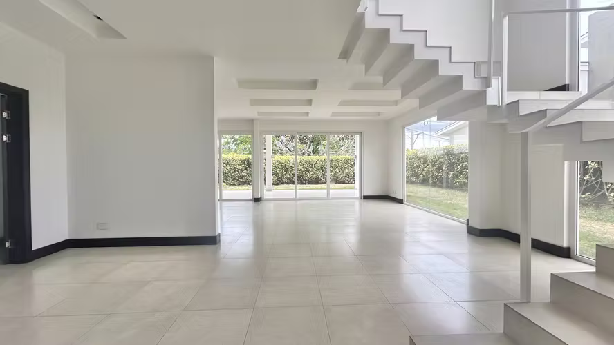 VENTA | RESIDENCIA DE DOS NIVELES DE LUJO EN LINDORA, SANTA ANA