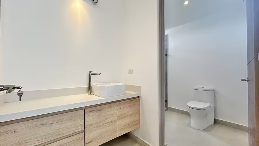 CASA A ESTRENAR EN VENTA o ALQUILER | ELEGANCIA, VISTA Y EXCLUSIVIDAD EN GUACHIPELÍN NORTE, ESCAZÚ - Imagen 18