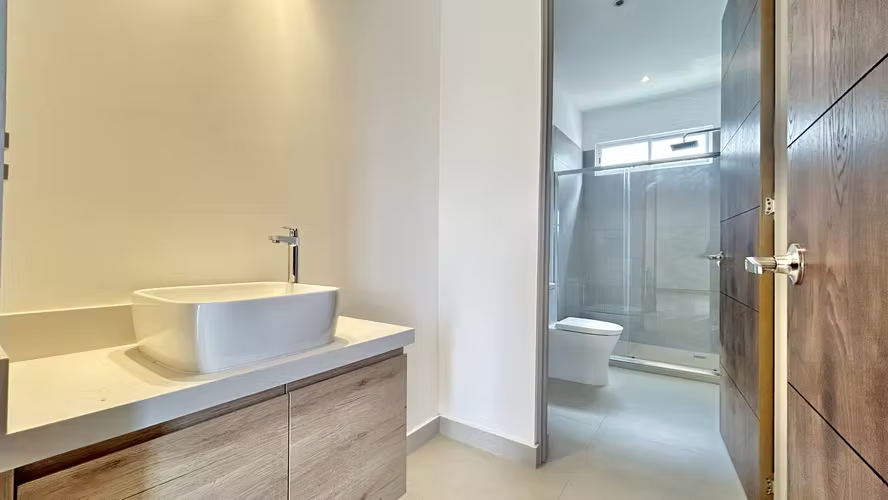 CASA A ESTRENAR EN VENTA o ALQUILER | ELEGANCIA, VISTA Y EXCLUSIVIDAD EN GUACHIPELÍN NORTE, ESCAZÚ - Imagen 15