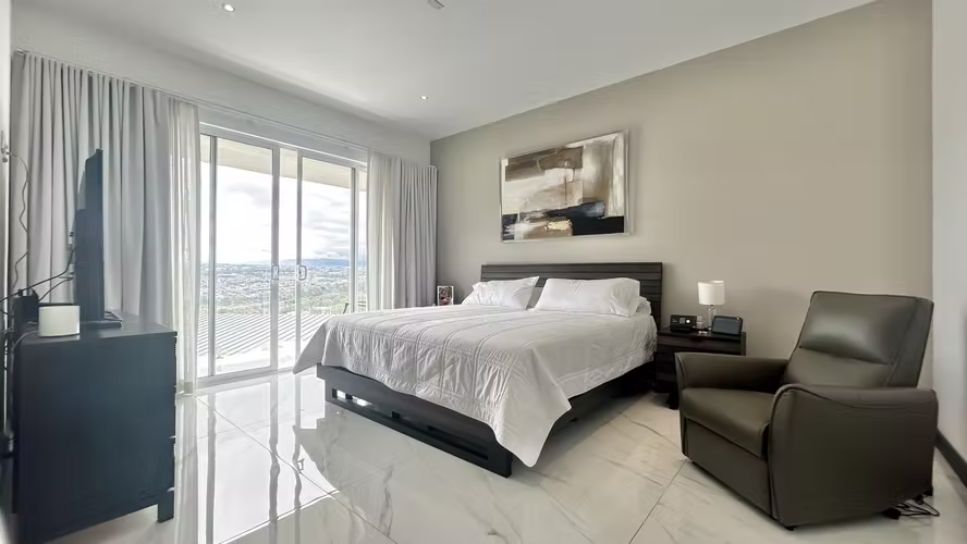 VENTA o ALQUILER | ELEGANCIA, VISTA Y EXCLUSIVIDAD EN GUACHIPELÍN NORTE, ESCAZÚ