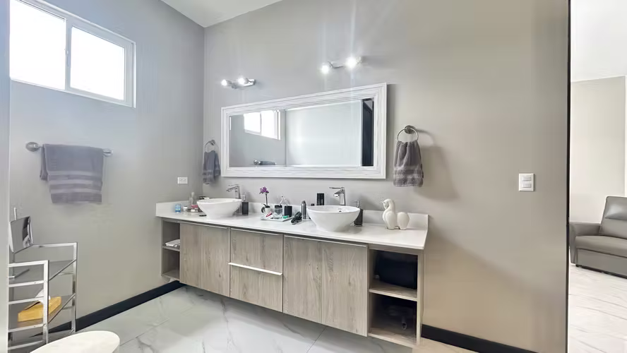 VENTA o ALQUILER | ELEGANCIA, VISTA Y EXCLUSIVIDAD EN GUACHIPELÍN NORTE, ESCAZÚ