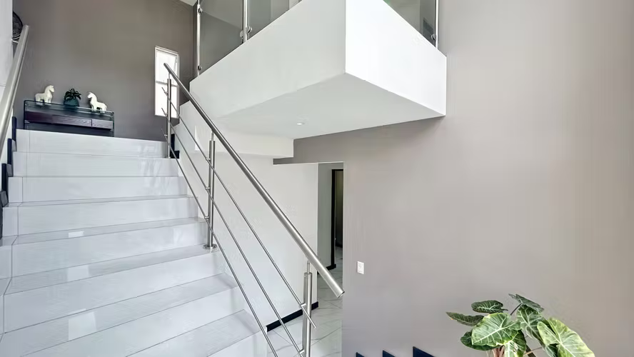 VENTA o ALQUILER | ELEGANCIA, VISTA Y EXCLUSIVIDAD EN GUACHIPELÍN NORTE, ESCAZÚ