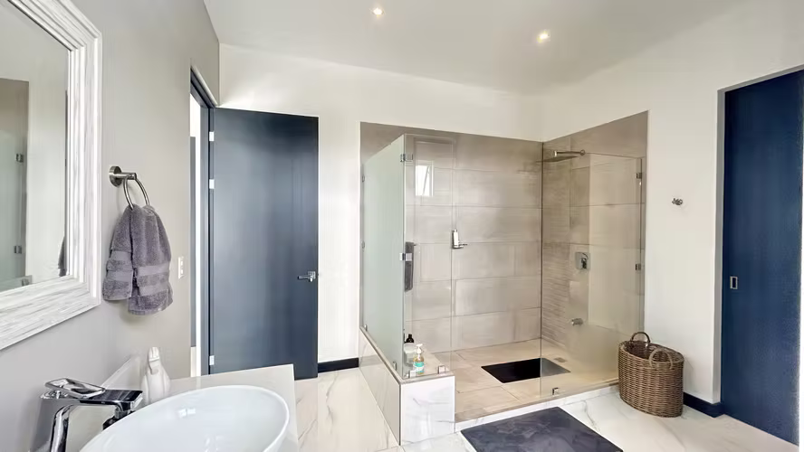 VENTA o ALQUILER | ELEGANCIA, VISTA Y EXCLUSIVIDAD EN GUACHIPELÍN NORTE, ESCAZÚ