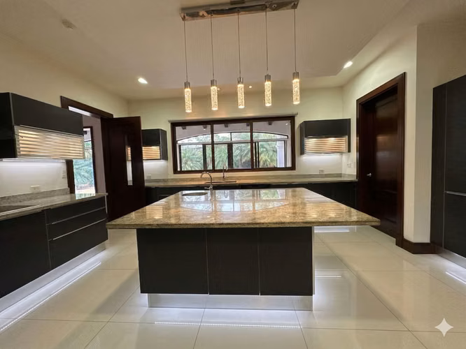 VENTA DE CASA EN BOSQUES DE LINDORA*