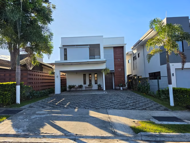 Beautiful 2 Floor House for Sale in an Exclusive Condominium, Francisco de Heredia.